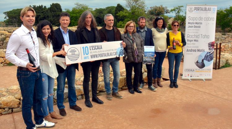 Foto de família de tots els implicats en el festival Portalblau