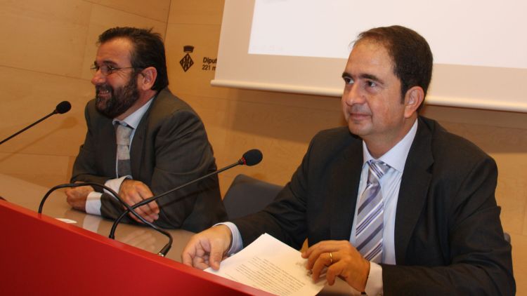 Joan Pluma (esquerra), i el president de Fòrum Carlemany, Marc Sansalvador © ACN
