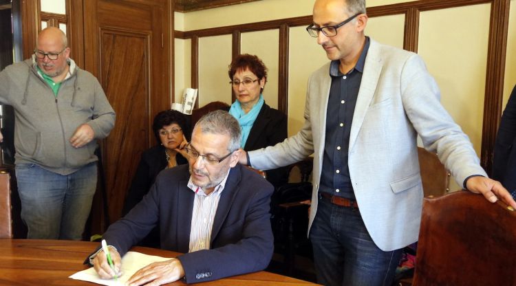 El republicà Josep Piferrer i el demòcrata Albert Gómez signant la moció de censura. ACN