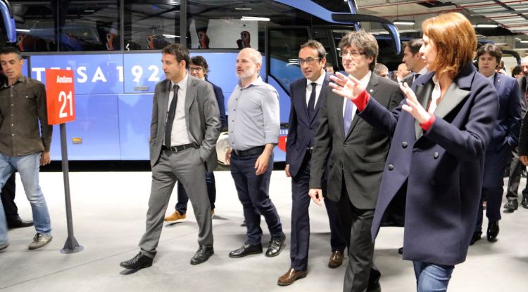 L'alcaldessa de Girona, Marta Madrenas, explica al president els detalls de la nova estació. ACN