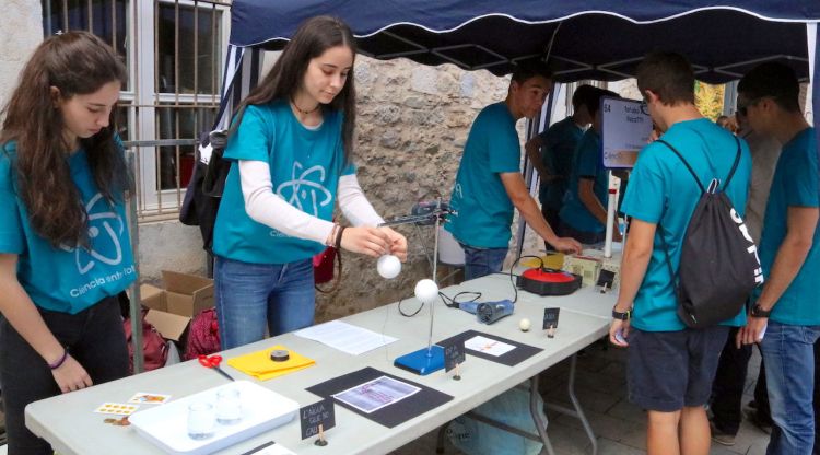 Una de les participants a la Fira Ciència entre Tots. ACN