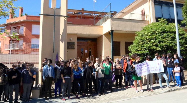 Els activistes davant de l'església de Sant Pere. ACN