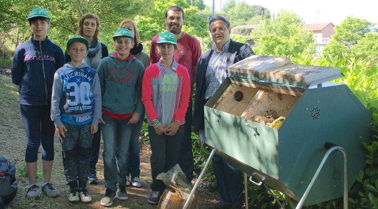 Els alumnes de l'Escola Bisaroques d'Olot amb el regidor de Medi Ambient, Josep Guix i el compostador