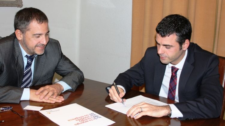 Santi Vila (dreta) signant el contracte amb Unión Fenosa Comercial SL aquest migidia © AG