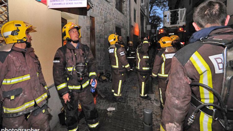 Bombers de la Generalitat davant de l'immoble de Puigcerdà © ACN