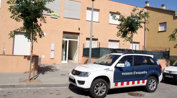 Una patrulla davant el bloc número 29 del carrer mestre Angel López, on va tenir lloc el crim (arxiu). ACN