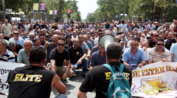 Els taxistes manifestant-se pels carrers de Barcelona en contra d'aplicacions com Uber. ACN