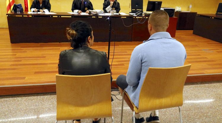 D'esquenes, l'acusat de saquejar una autocaravana, durant el judici a l'Audiència de Girona. ACN