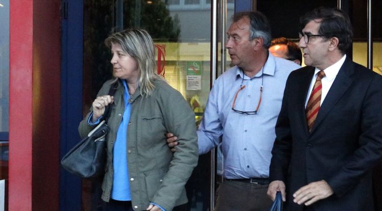 Els propietaris del restaurant, després de testificar a comissaria. ACN