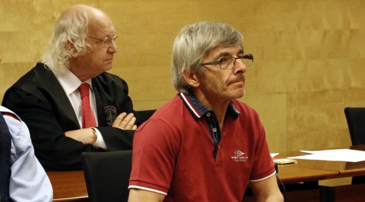 L'acusat de matar el seu veí a Palafrugell amb el seu advocat Manel Mir al darrera. ACN