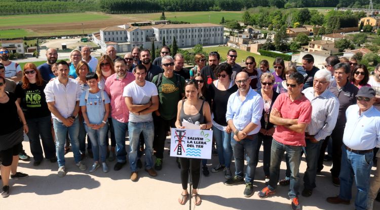 Els impulsors de la plataforma 'Salvem la llera del Ter', acompanyats de ciutadans, alcaldes i regidors. ACN