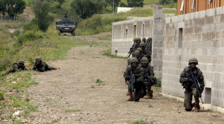 Militars del regiment Arapiles 62 durant unes maniobres a Sant Climent Sescebes (arxiu). ACN