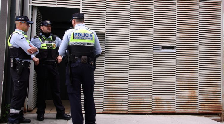 Agents de la Guàrdia Urbana de Figueres controlant l'accés al bloc ocupat. ACN