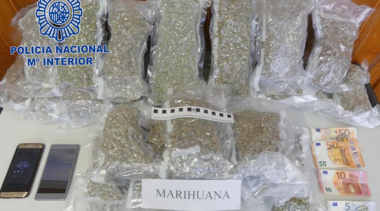 Els paquets amb 7,7 quilos de marihuana comissats a La Jonquera