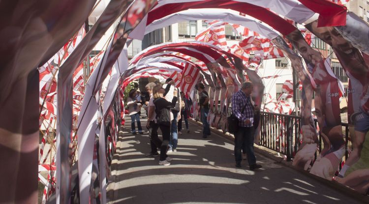 El Pont de Sant Agustí està ple de banderes i plafons del Girona FC