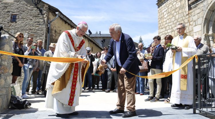 L'arquebisbe, Joan-Enric Vives, i l'alcalde, Bartomeu Baqué, inaugurant l'espai. ACN