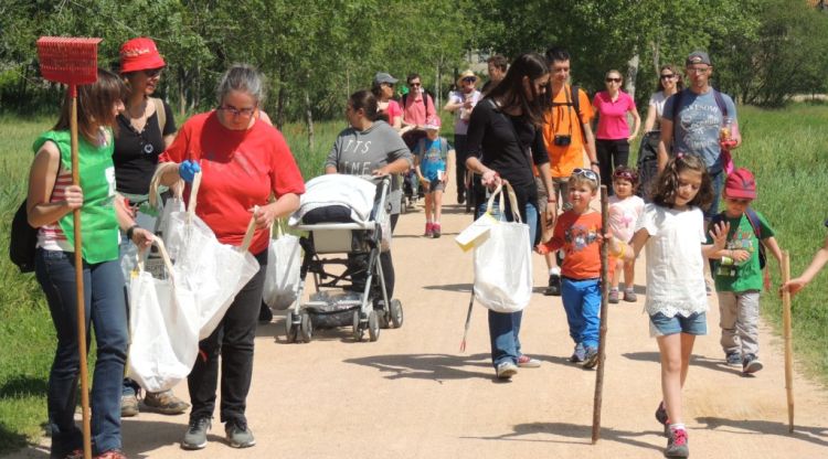 Els voluntaris durant la neteja de l'entor de l'estany de Sils