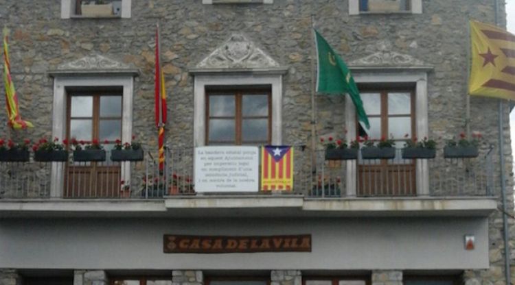 La façana de l'Ajuntament amb la bandera espanyola i el cartell