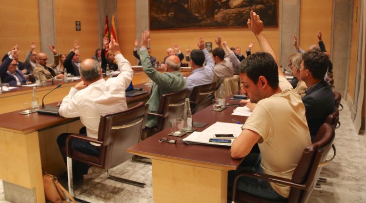 La votació de la moció en suport als encausats del procés al ple de la Diputació de Girona. ACN