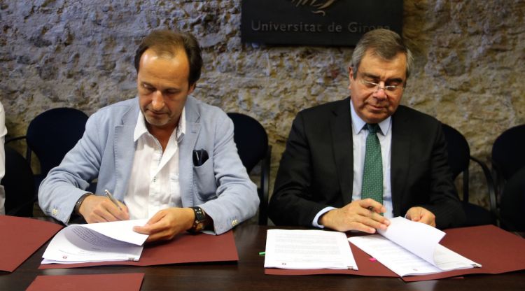 El rector de la UdG; Sergi Bonet (esquerra), i el rector de la Universitat de Talca, Álvaro Rojas. ACN