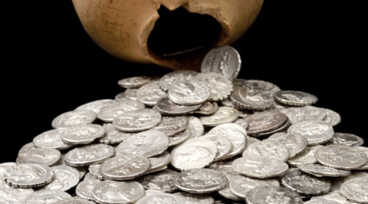 La troballa de 200 denaris de plata localitzats al jaciment d'Empúries, ja restaurats