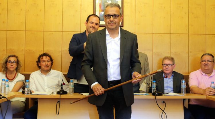 El nou alcalde de Palafrugell, Josep Piferrer, amb la vara d'alcalde. ACN
