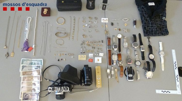 El botí de joies, rellotges i càmeres de fotos que havien robat els dos lladres de Figueres