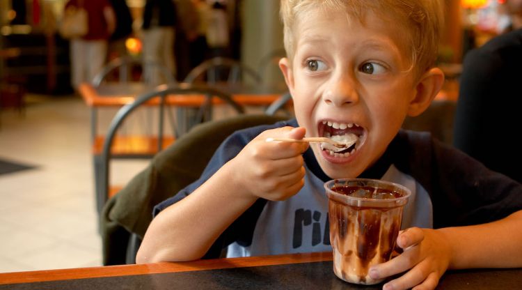 Un infant menjant un gelat en un restaurant. Pawel Loj (Flickr)