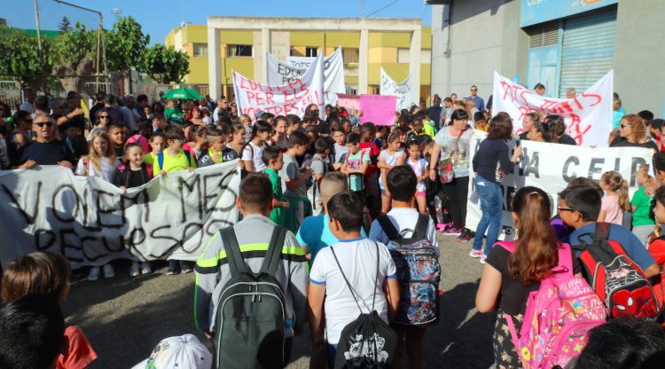 Els pares i alumnes de l'escola Pere Torrent de Lloret de Mar manifestant-se aquest matí. ACN
