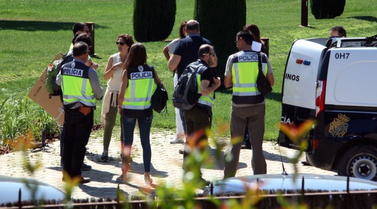 Agents de policia a l'interior durant l'escorcoll de la casa que Sandro Rosell té a Corçà. ACN