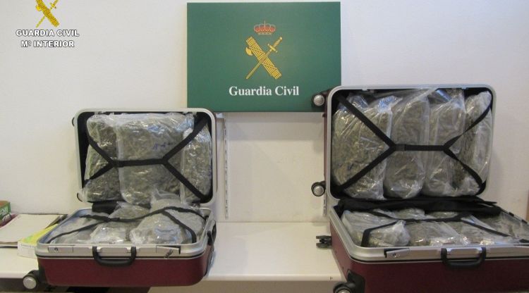 Les dues maletes amb droga intervingudes a la Jonquera
