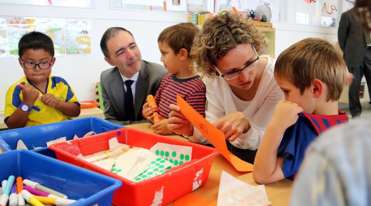 La consellera d'Ensenyament, Meritxell Ruiz, parlant amb un alumne de l'escola La Sínia de Calonge. ACN