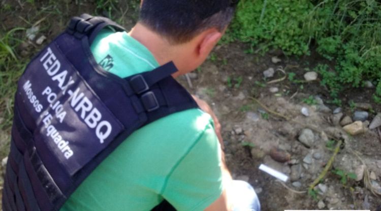 Un agent dels TEDAX-NRBQ examina la granada de mà de la Guerra Civil