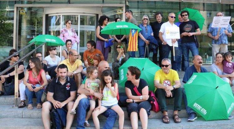 Membres del sindicat USTEC-STES concentrats ahir davant l'edifici de la Generalitat de Girona. ACN