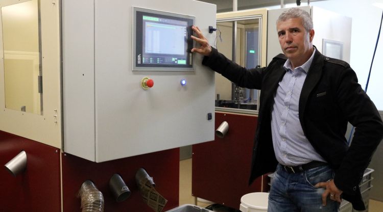 Francesc Parramon al costat de la màquina que permet eliminar les males olors del suro. ACN