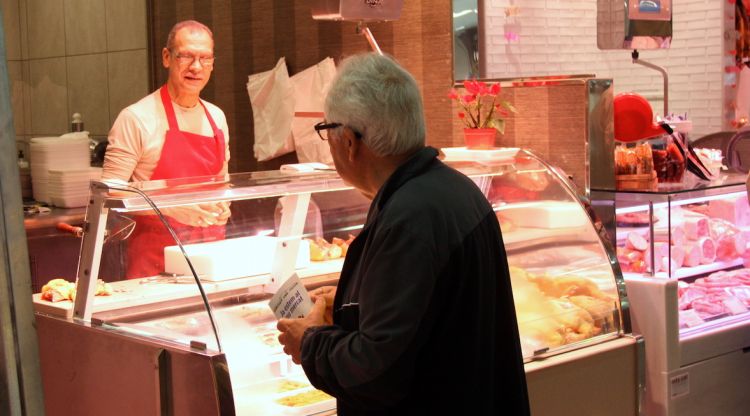 Una carnissera d'un mercat de Barcelona (arxiu). ACN