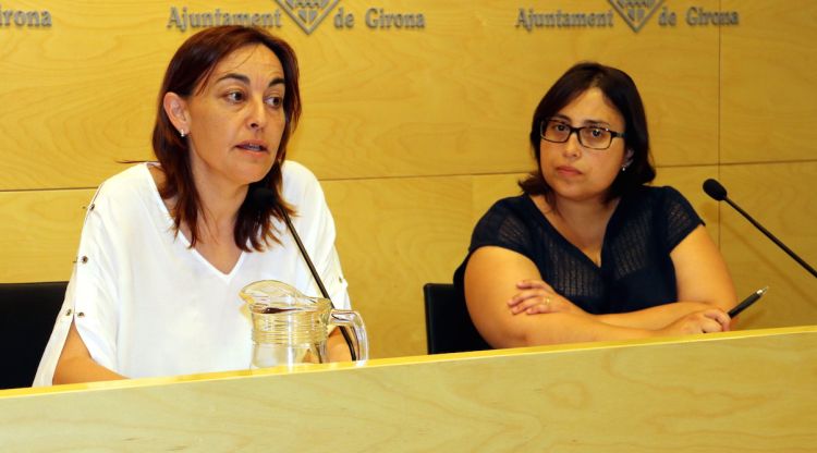 La regidora de Drets Socials, Sílvia Paneque, i la directora de l'Oficina Municipal de l'Habitatge, Judit Espuche. ACN