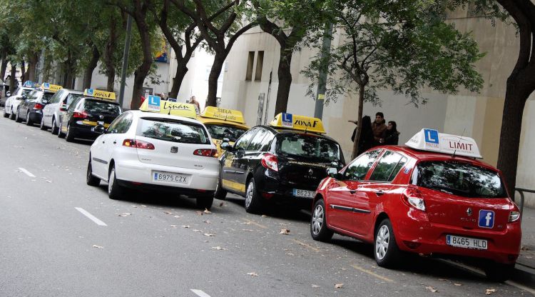 Un cotxe d'autoescola fent pràctiques de conducció (arxiu). ACN