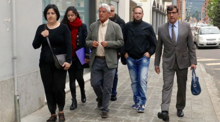 La família de la nena arribant als Jutjats de Ripoll acompanyats dels seus advocats. ACN