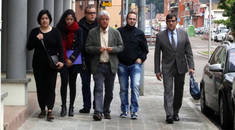 La família de la nena que va morir ofegada arribant als Jutjats de Ripoll acompanyats dels seus advocats. ACN