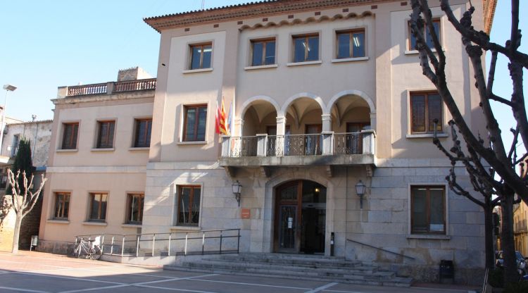 La façana de l'Ajuntament de la Bisbal d'Empordà, on no hi oneja la bandera espanyola
