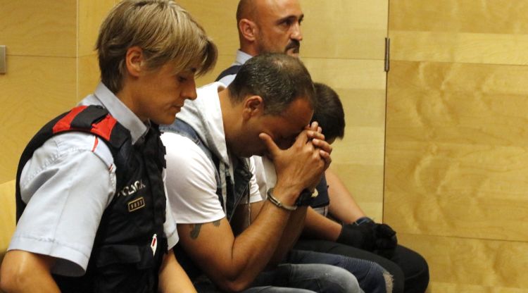 Els dos acusats del crim de Tots Sants custodiats pels Mossos d'Esquadra el primer dia de judici. ACN