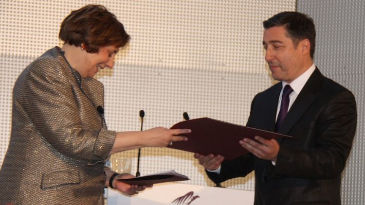 La rectora de la UdG, Anna Maria Geli, entrega la medalla de doctor Honoris Causa a Joan Roca © ACN