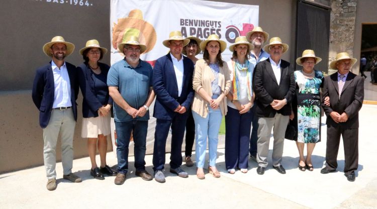 Foto de família de la consellera Serret amb participants al Benbingut a Pagès. ACN