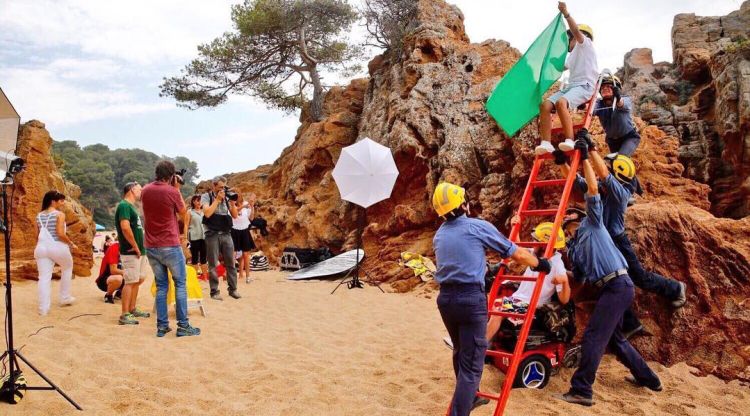 Efectius dels Bombers i diversos nens fan de figurants pel calendari 'Bombers amb causa'. Joan Castro/ICONNA