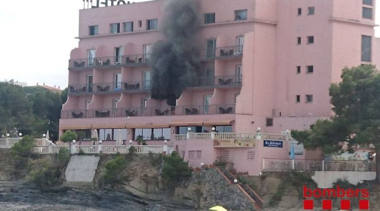 El fum sortint de l'habitació afectada per l'incendei