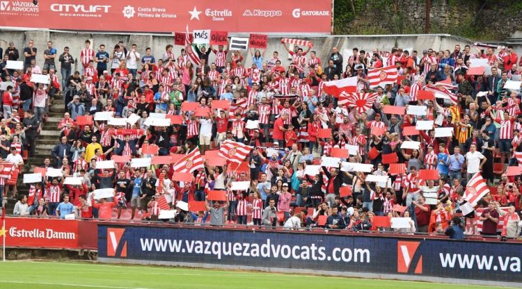 El camp s'ha omplert d'aficionats per a veure el partit d'avui. Girona FC