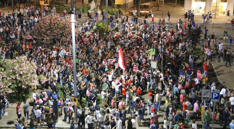 Imatge aèria de la Plaça Catalunya amb aficionats celebrant l'ascens. ACN