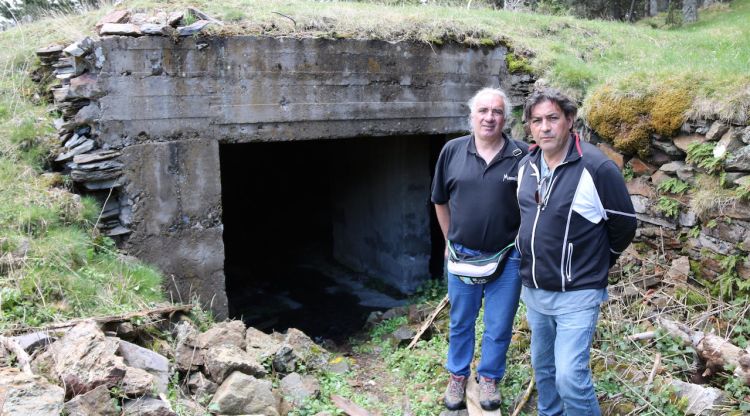 Pere Secases (Esquerra) i l'alcalde de Toses, Joan Bernadas, al costat d'un búnquer. ACN