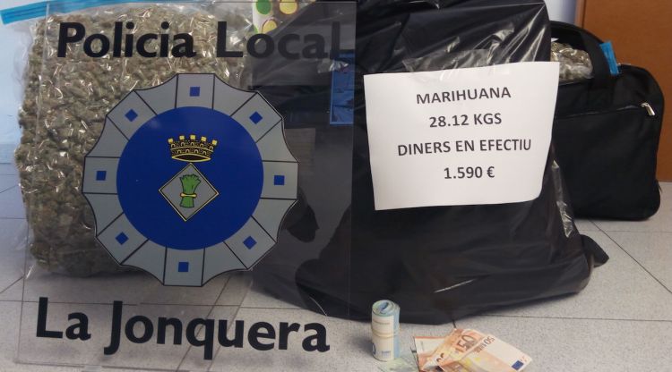 La droga i els diners en efectius decomissats durant la detenció a la Jonquera. ACN